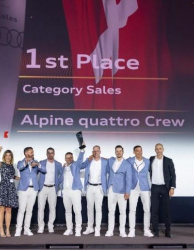 Moderatorin auf der Bühne einer Firmenveranstaltung, Hair & Make-up von Julia Ebert aus München