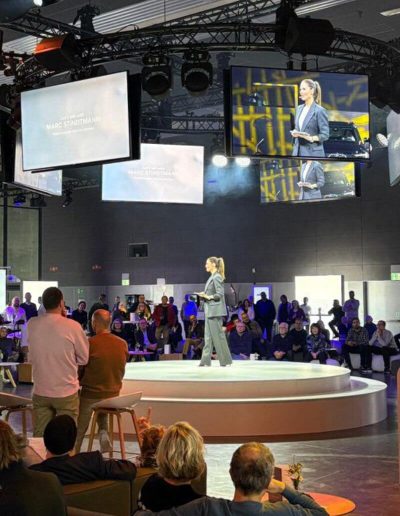 Moderatorin auf der Volvo Roadshow in München auf der Bühne, Make-up und Frisur von Visagistin Julia Ebert