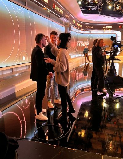 Julia Ebert mattiert Lothar Matthäus vor der Livesendung