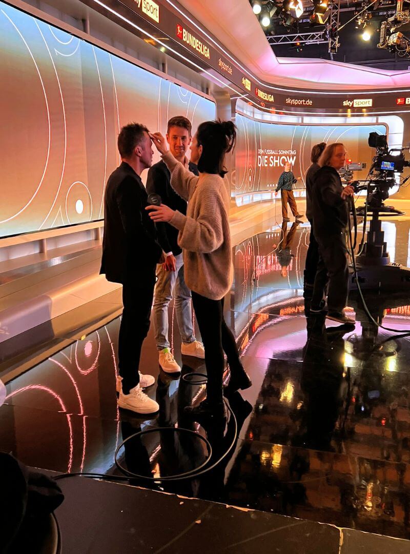 Julia Ebert mattiert Lothar Matthäus vor der Livesendung