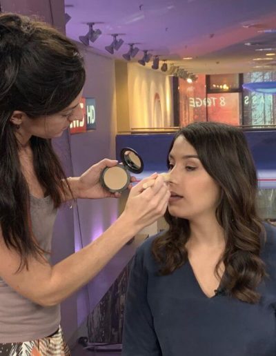 Visagistin Julia Ebert München schminkt Moderatorin für Nachrichtensendung