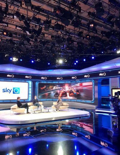 TV-Studio von Sky Deutschland, Julia Ebert ist Hair- und Make-up Artist für Moderator und Talkgäste